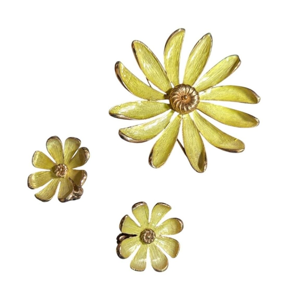 Vintage Yellow Enamel Flower Brooch and Clip On Earrings Set Gold Tone Floral